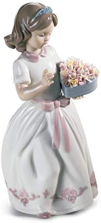 Lladró za posebnu figuricu neke djevojke. Porculanska djevojka s cvijećem figura.