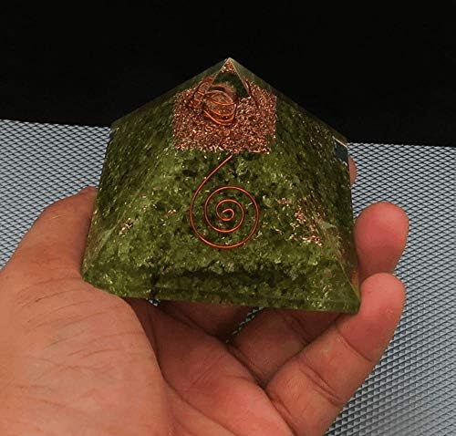 Orgona piramida s peridotom kristalom i ljekovitom kvarcnom točkom - prirodno liječenje kamenja orgonit generator energije za joga