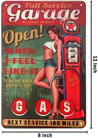 Limeni natpisi za kupce, seksualne djevojke u garaži s punom uslugom stoje naslonjene na benzinsku pumpu, Vintage metalni Limeni natpisi